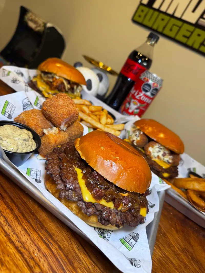 Charola con burgers, cheese balls y papas de Smash Panda